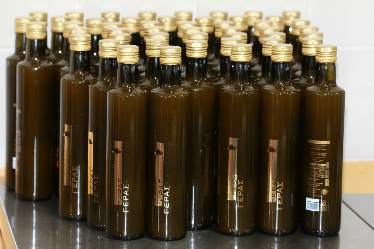 Grünes Olivenöl aus jung geernteten Oliven
